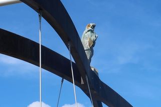 Socha na lávce u Plzně, která děsila řidiče, musí pryč - Novinky